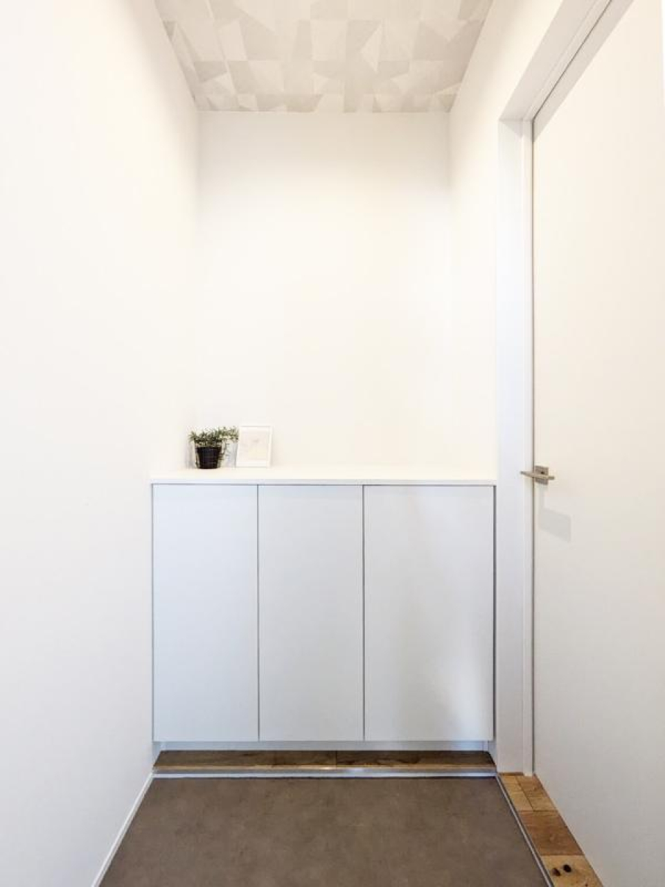 玄関もシンプルホワイトで統一されています。