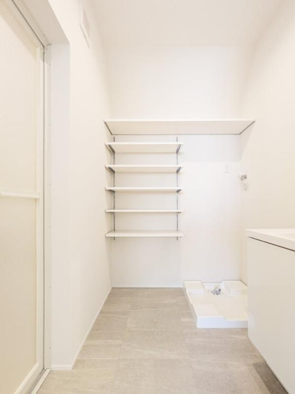 パウダールームもホワイト基調の素敵空間。棚もあります！