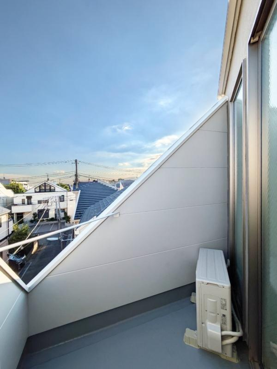 ベランダの壁は大胆なカット。景色の見え方も新鮮です。