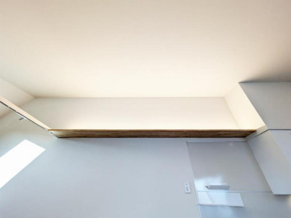 上部には木の棚まで！カゴを並べて収納にしても可愛い。