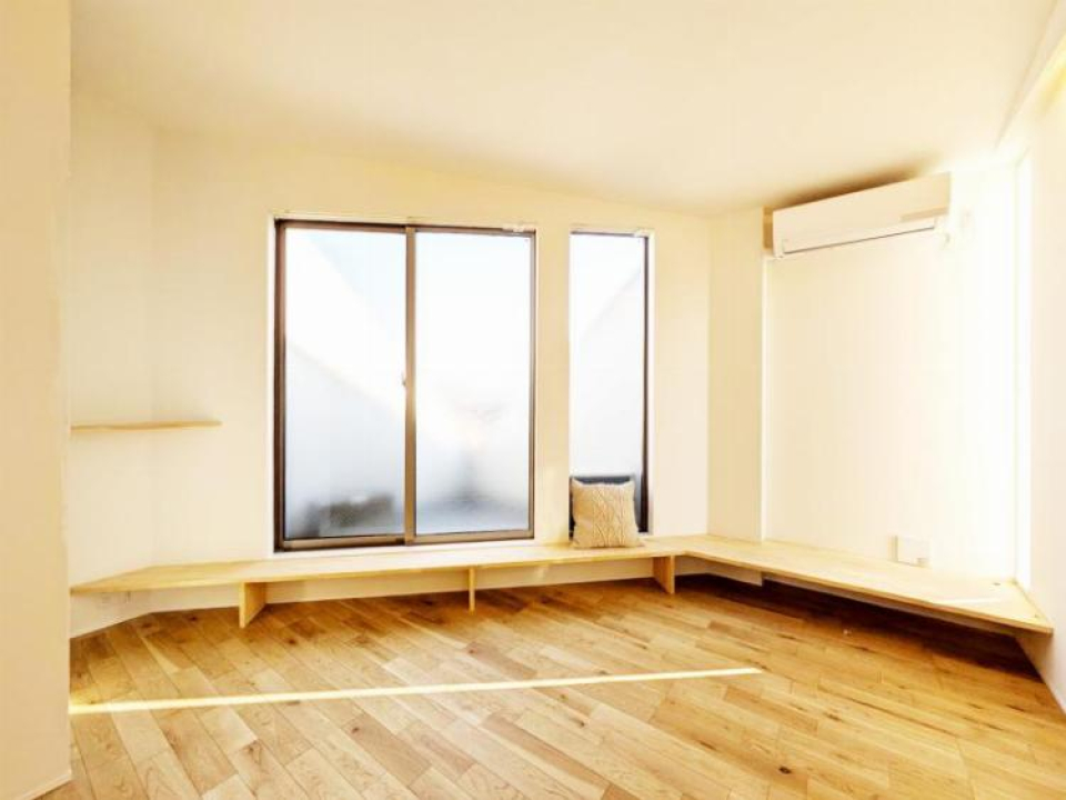 窓際のヌックのようなスペースが素敵すぎます…！