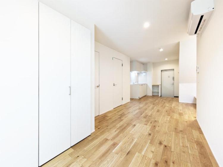 向かって左手には収納と水回りが続いています。
