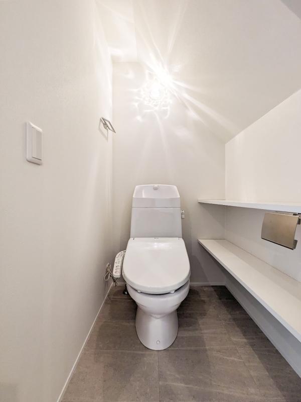 トイレがしっかり個室なのも嬉しい。ワイドな棚付きです。