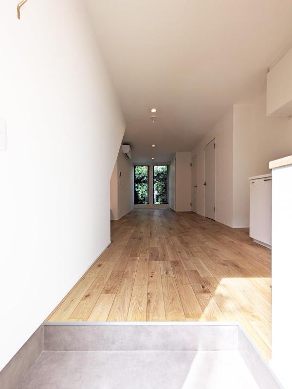 玄関はこちらに。目線を遮るようにラックなどを置くと落ち着くかもしれません。