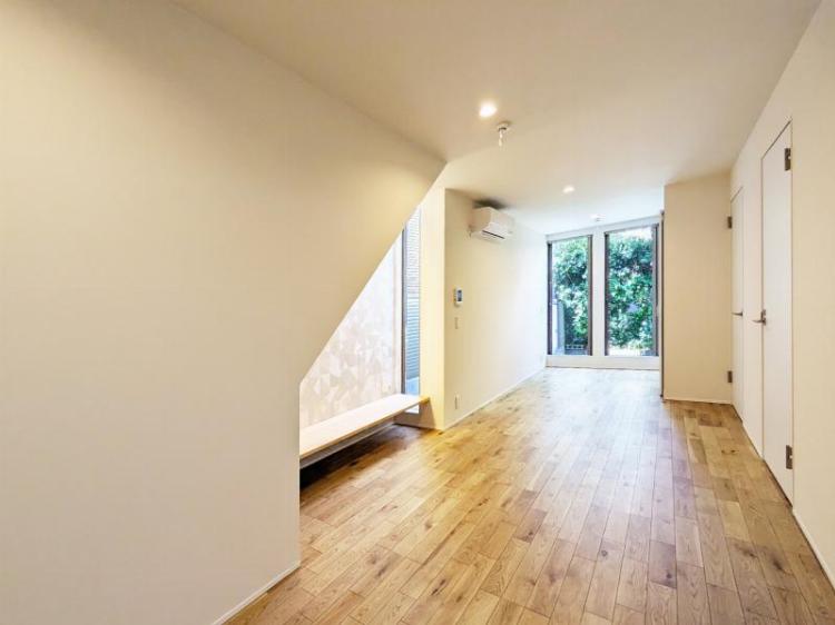 窓際にベッドを置くと収まりが良さそう。