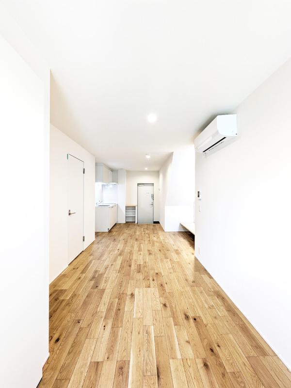 寝室スペースとの間には、棚や植物で空間を分けると良さそう。