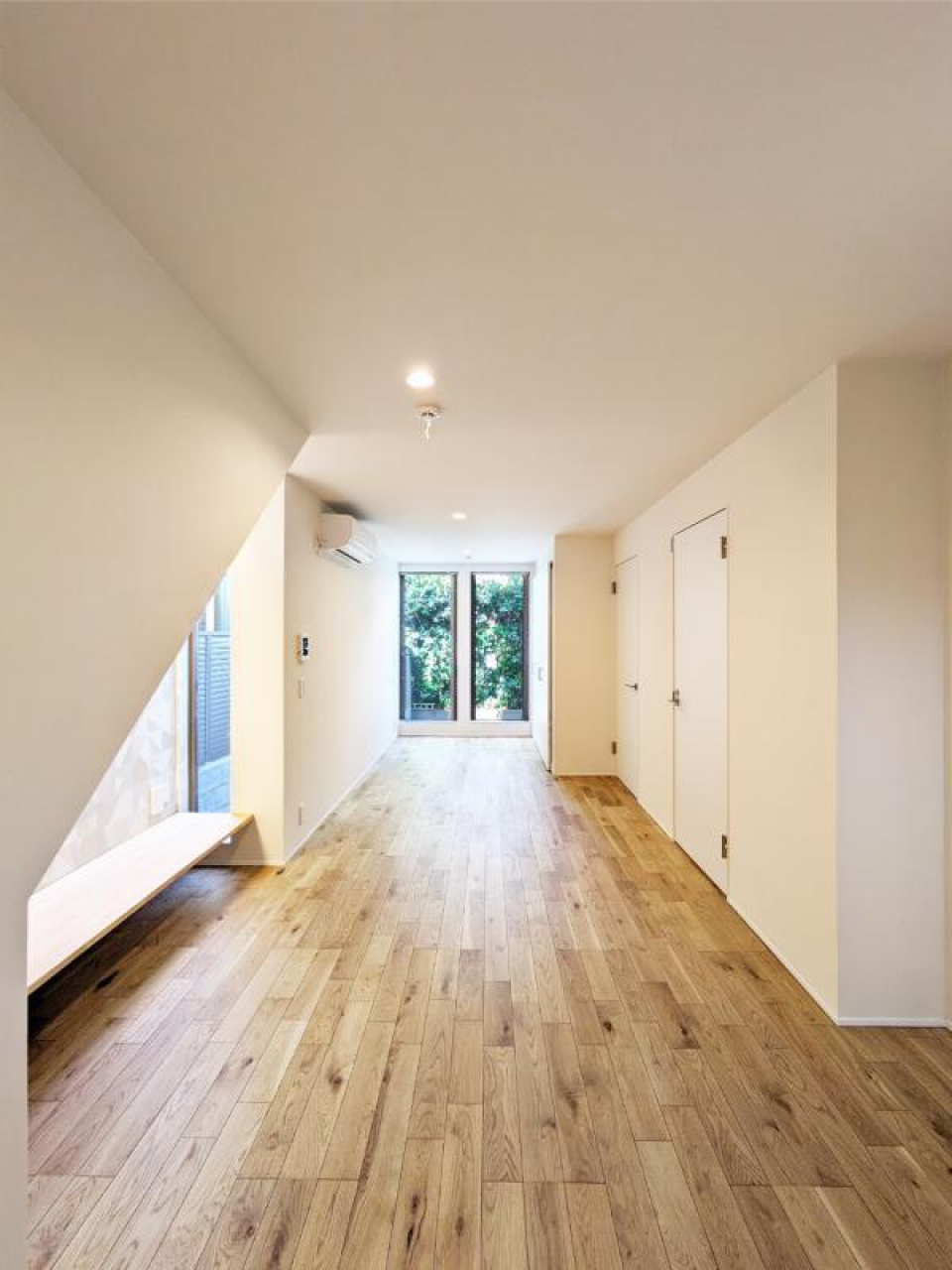 窓に向かってスッと伸びる美しい空間。