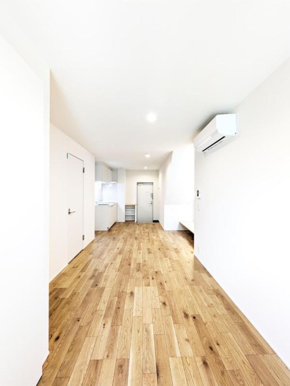 寝室スペースとの間には、棚や植物で空間を分けると良さそう。