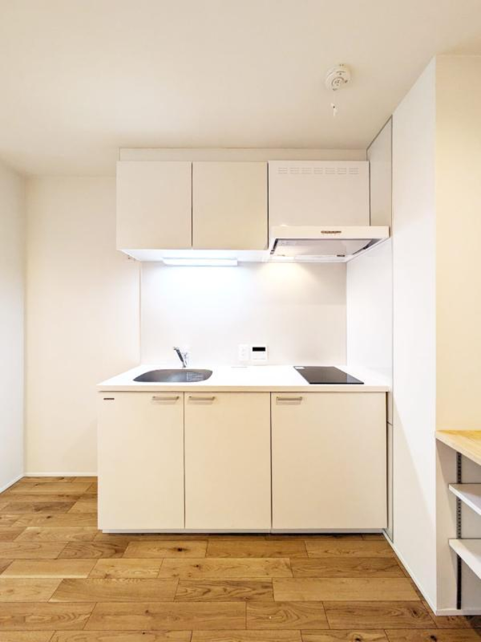 キッチンは玄関側に。ホワイトで統一された素敵キッチン…！