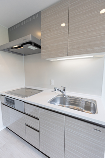 ホワイト基調で使い勝手の良さそうなキッチン！※写真は同タイプ住戸です。