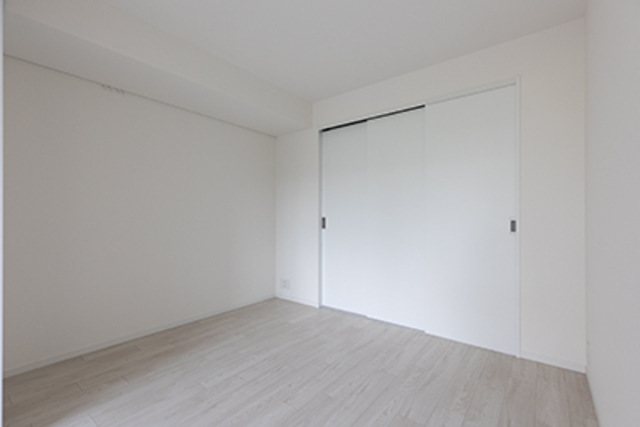 扉を開け放せば、洋室まで光がしっかり届きます。※写真は同タイプ住戸です。