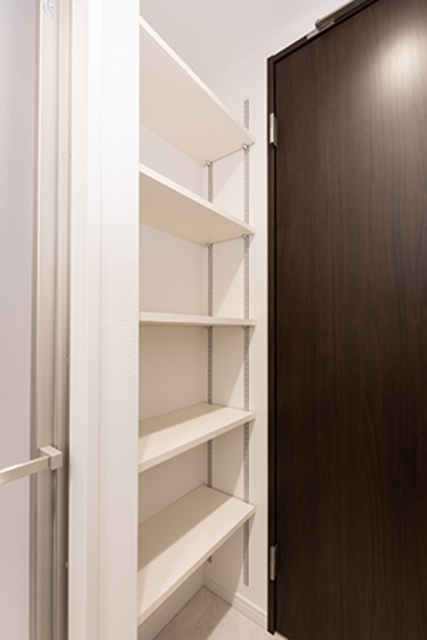 パウダールームにも可動式の棚がありました。※写真は同タイプ住戸です。