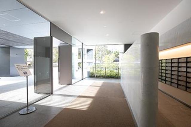 開放的で高級感のあるエントランスです。