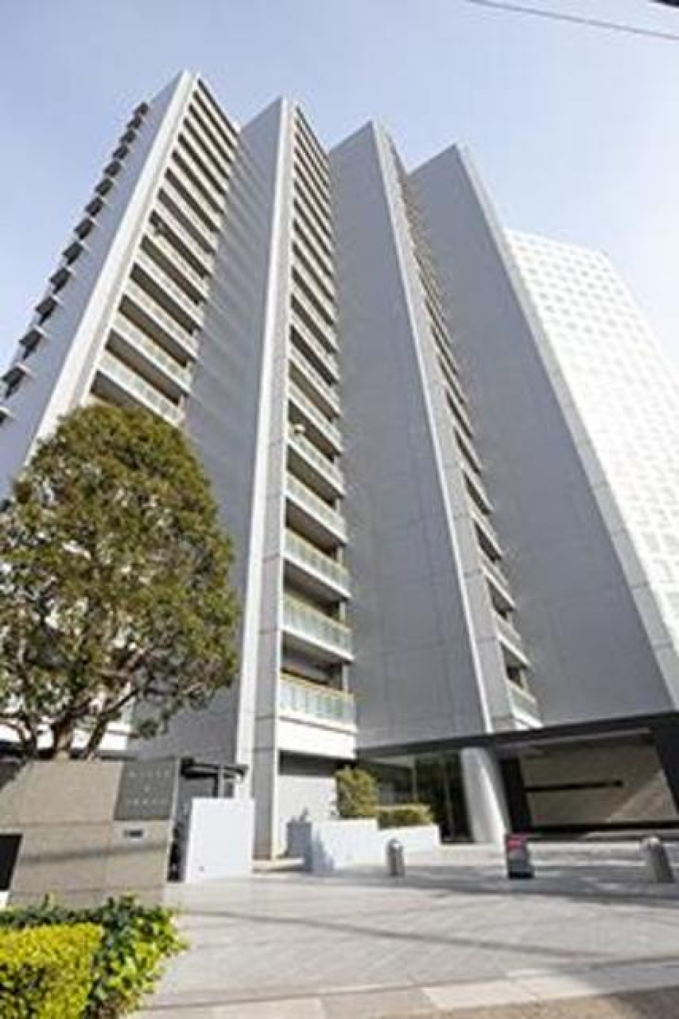 すらっと伸びる背の高い建物。