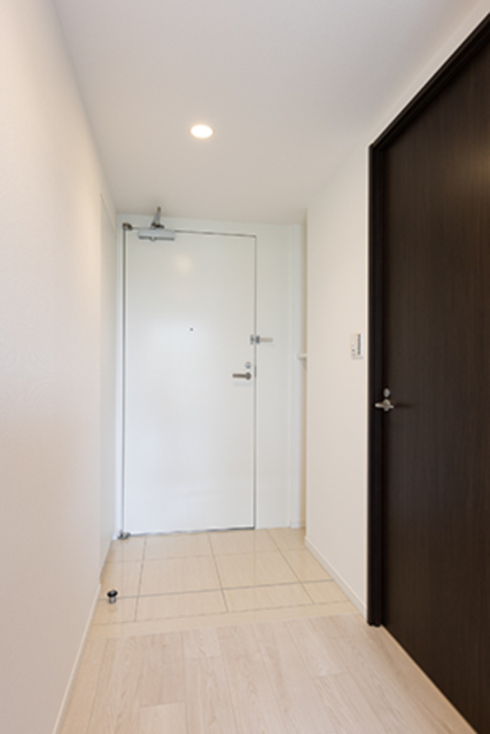 白い扉の素敵な玄関！※写真は同タイプ住戸です。