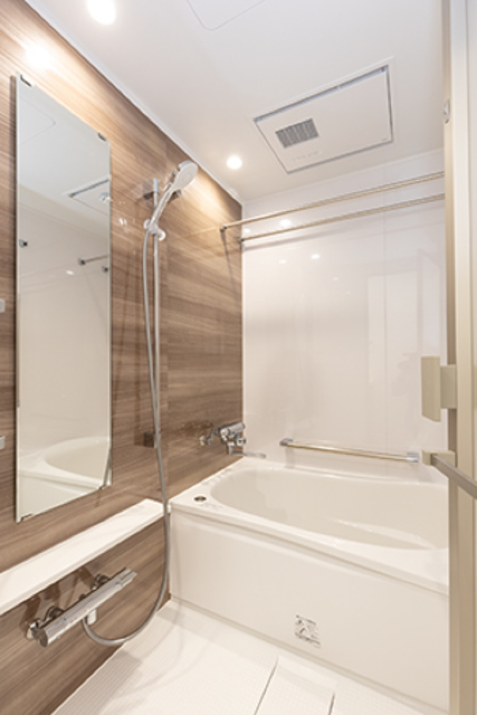 ブラウンが差し色のお風呂で、ほっと癒されそう。※写真は同タイプ住戸です。