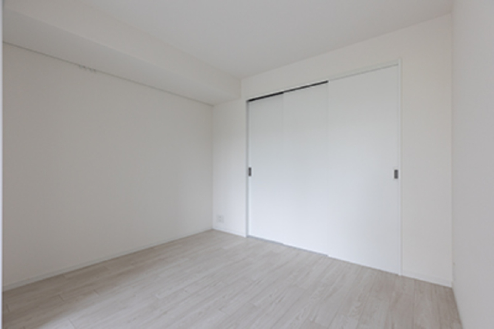 扉を開け放せば、洋室まで光がしっかり届きます。※写真は同タイプ住戸です。