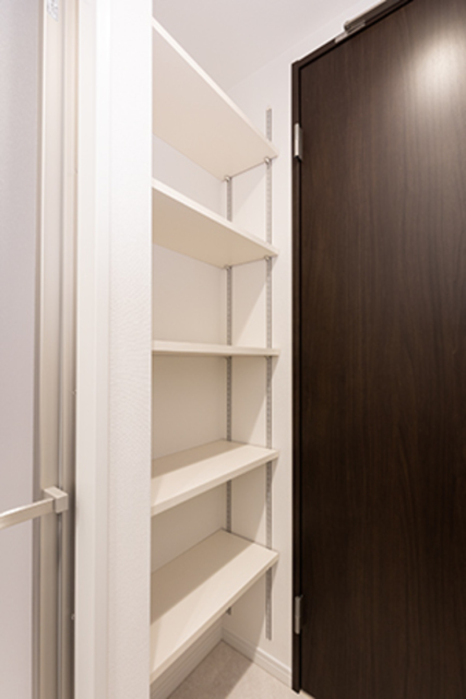 パウダールームにも可動式の棚がありました。※写真は同タイプ住戸です。