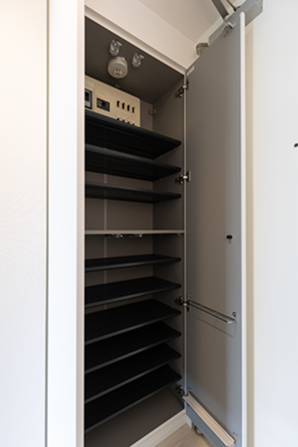 玄関にも靴がたっぷり入る収納付き。※写真は同タイプ住戸です。