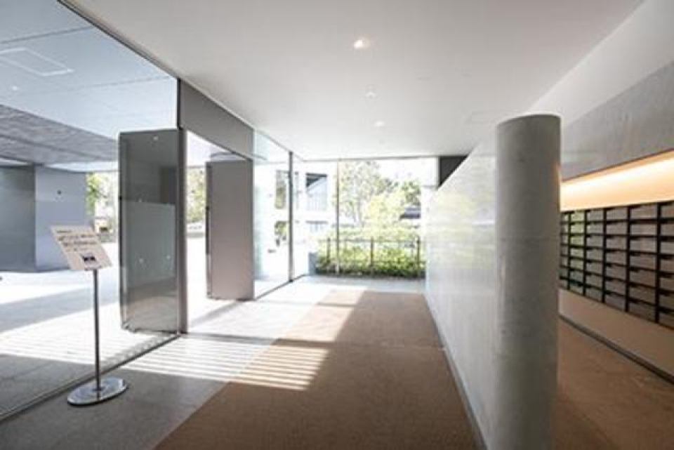 開放的で高級感のあるエントランスです。