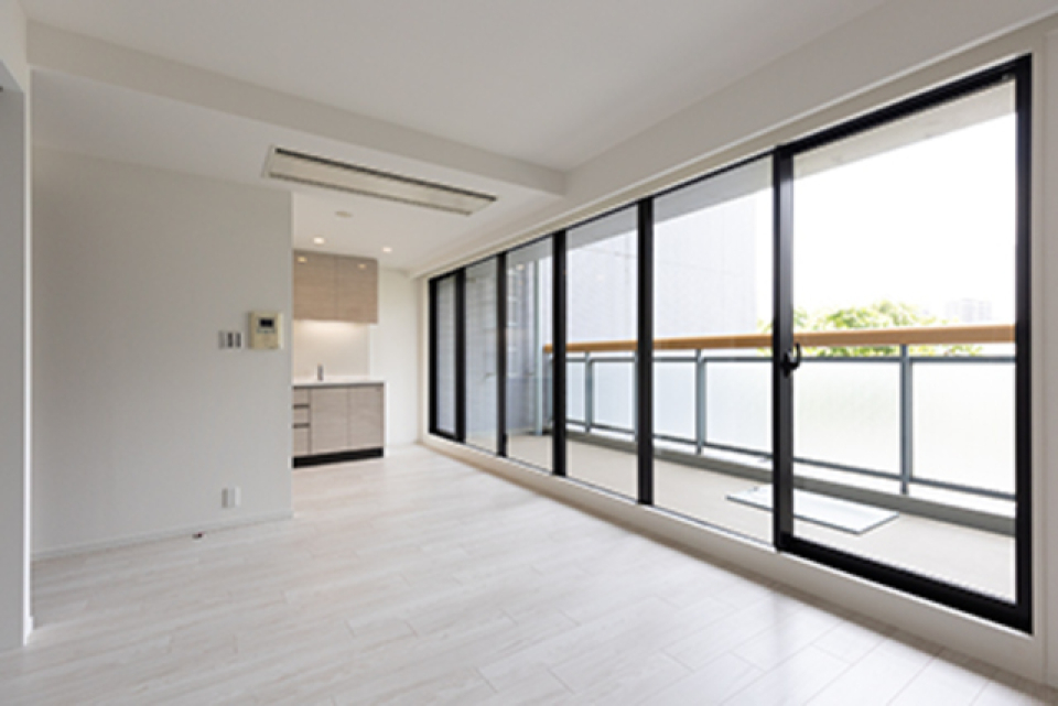 壁一面が窓の開放的な空間！※写真は同タイプ住戸です。