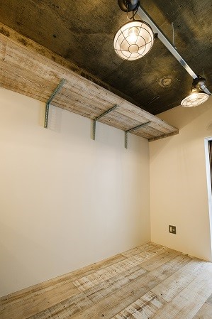 こちらの壁には棚が！棚まで統一されたオールド感が素敵&hellip;！