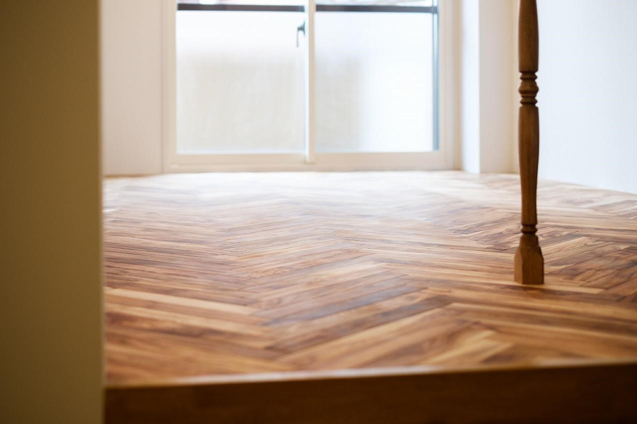 ヘリンボーンの床に、装飾付きのキッチンの脚がもう&hellip;！素敵すぎます。