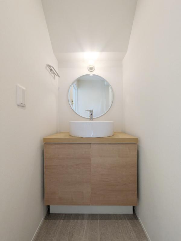 まあるい鏡の洗面台。毎日の身支度もテンション上がりそう&hellip;！