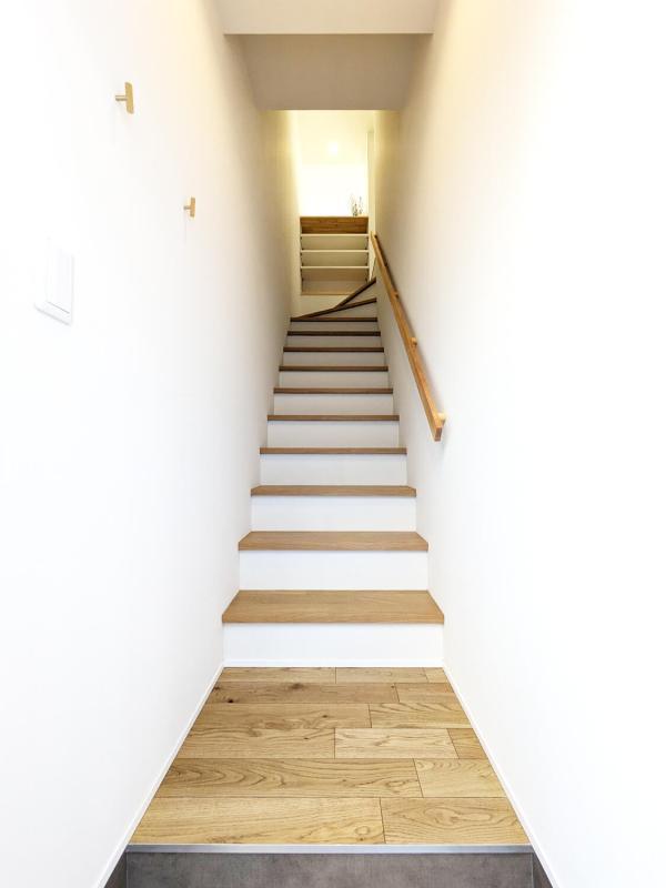 玄関は1Fに。ドアを開ければ階段です。