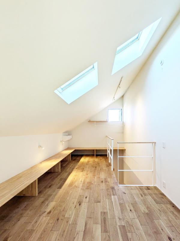 三角の屋根に天窓、ナチュラルな内装。素敵すぎる&hellip;！