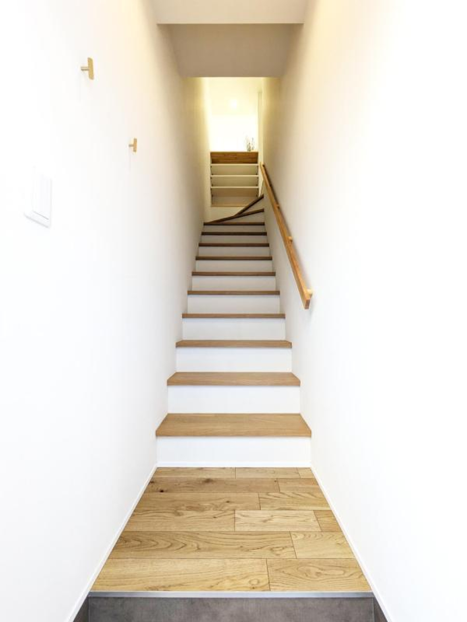 玄関は1Fに。ドアを開ければ階段です。