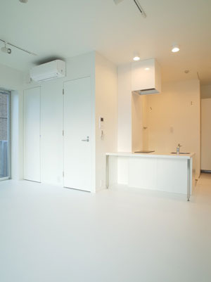 キッチン左手の扉が水回りへ続いています。