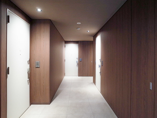 ダークブラウンで高級感のある共用部廊下。