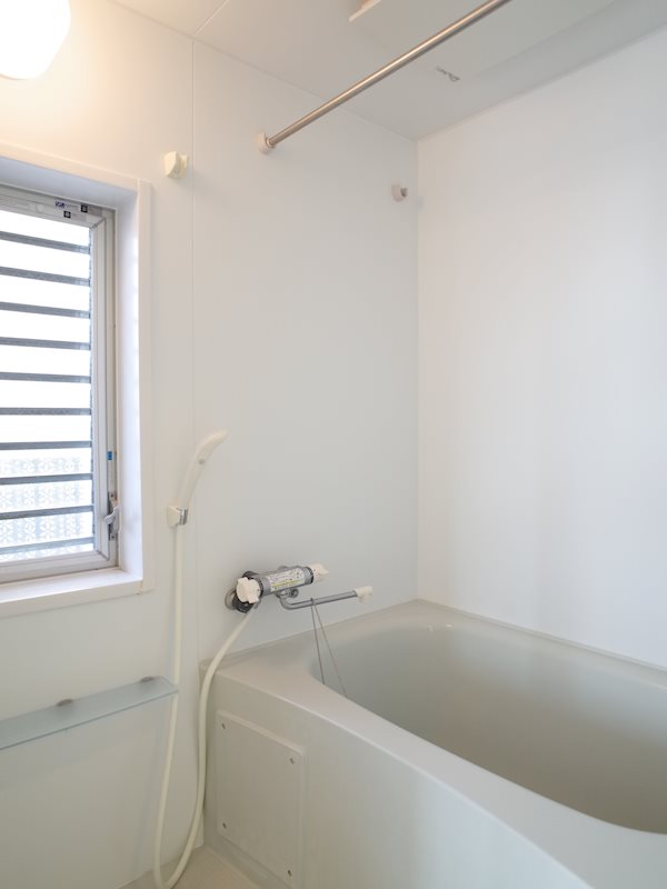 お風呂はしっかり浸かれそう。窓があるのも嬉しいですね。