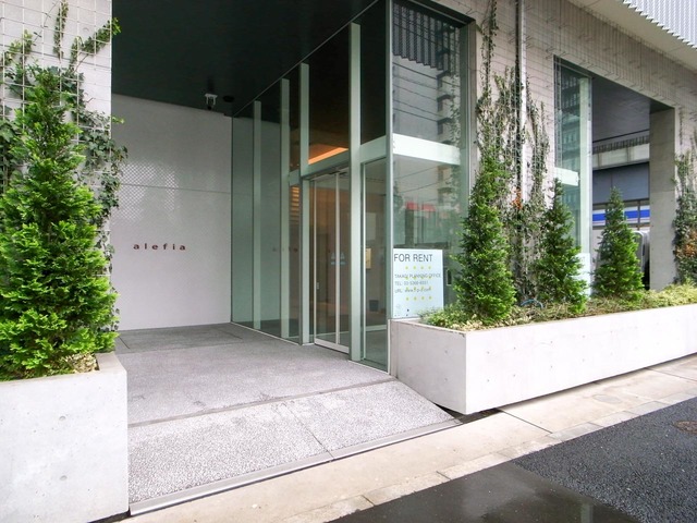 ガラス張りのエントランスも素敵！