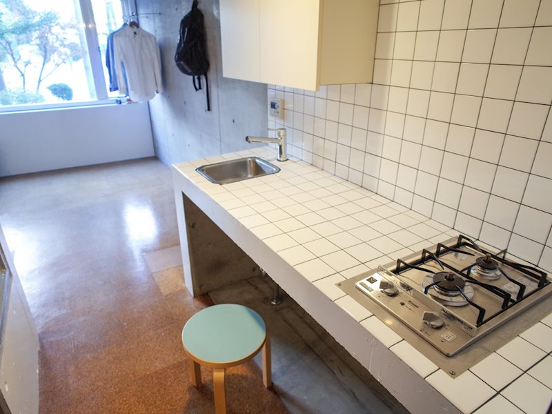 タイルが可愛いキッチン！調理スペースはかなり広めです。