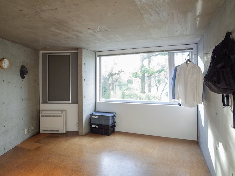 明るい窓際にテーブルを置こうかな。