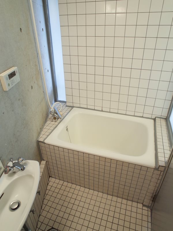 バスルームは3点が集合したタイプ。タイル張りで可愛い！