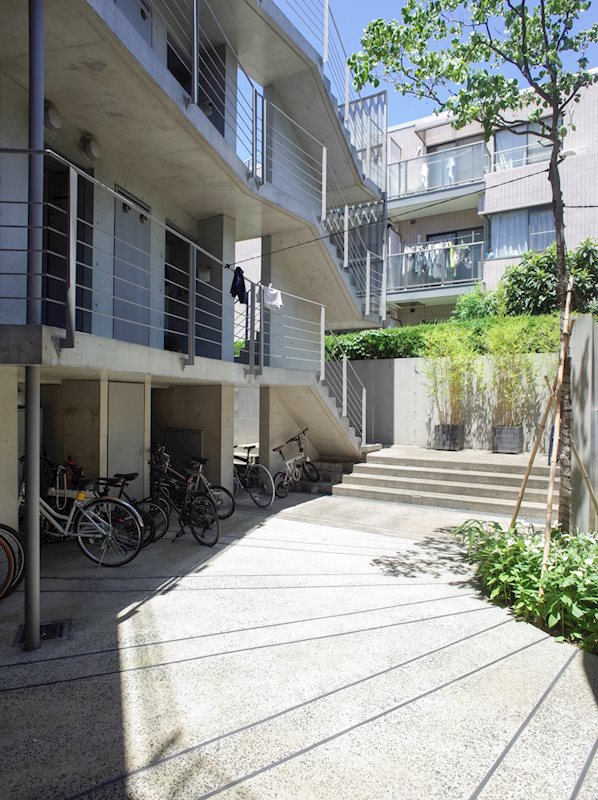 コンクリの壁と植栽の緑がマッチした素敵な景色！