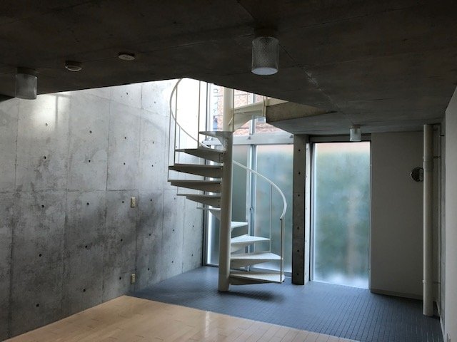 窓から少しだけ感じる緑ともマッチした、美しい空間です。