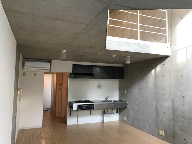 吹き抜けになっているので、下階にも明るい光が差し込みます。