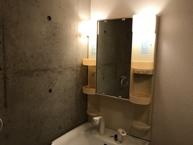 まるい電球が愛らしい洗面台。レトロさも感じられて可愛い！