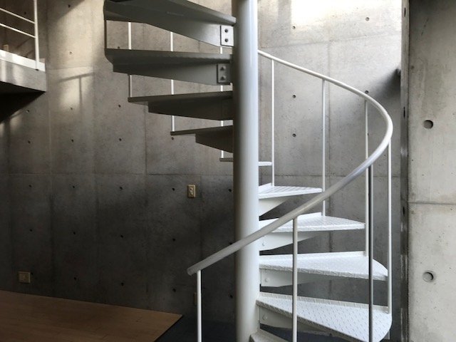 この美しい螺旋をトトトッと上り下りする可愛いペットの姿を想像してしまいます&hellip;！