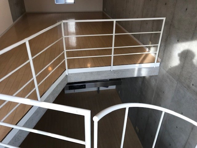 2つのフロアは吹き抜けでゆるく繋がっています。