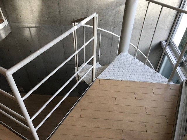 柵はあるものの、転落や物の落下にはご注意ください。