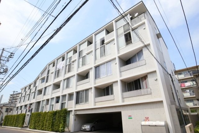 白くて特徴的な形の建物です。