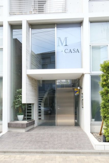 ガラス張りが印象的。