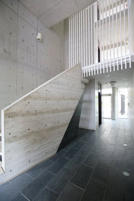 美術館のような美しい共用部！