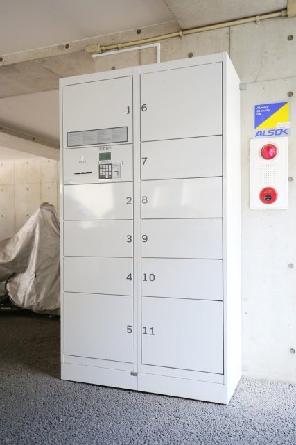 宅配ボックスもこちらに。美しさと利便性を兼ね備えています。