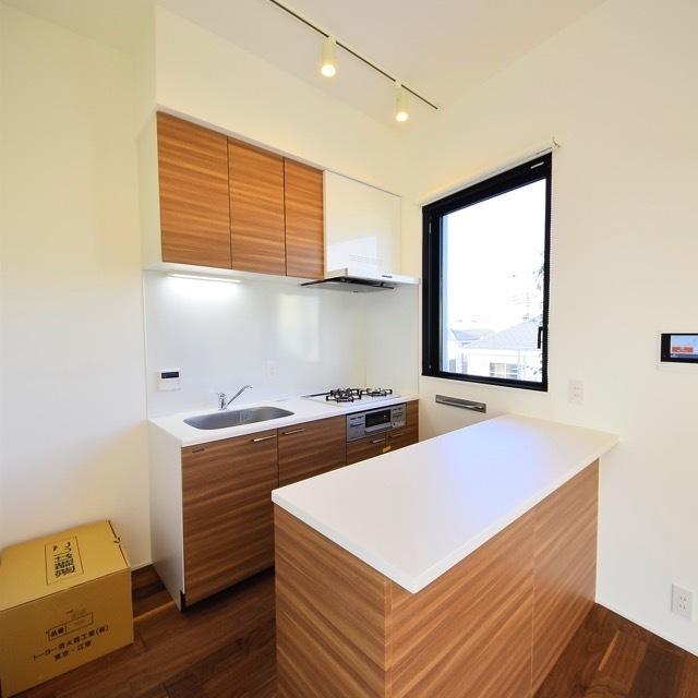 キッチンはカウンター付き！ここにコーヒー道具を並べても素敵&hellip;！